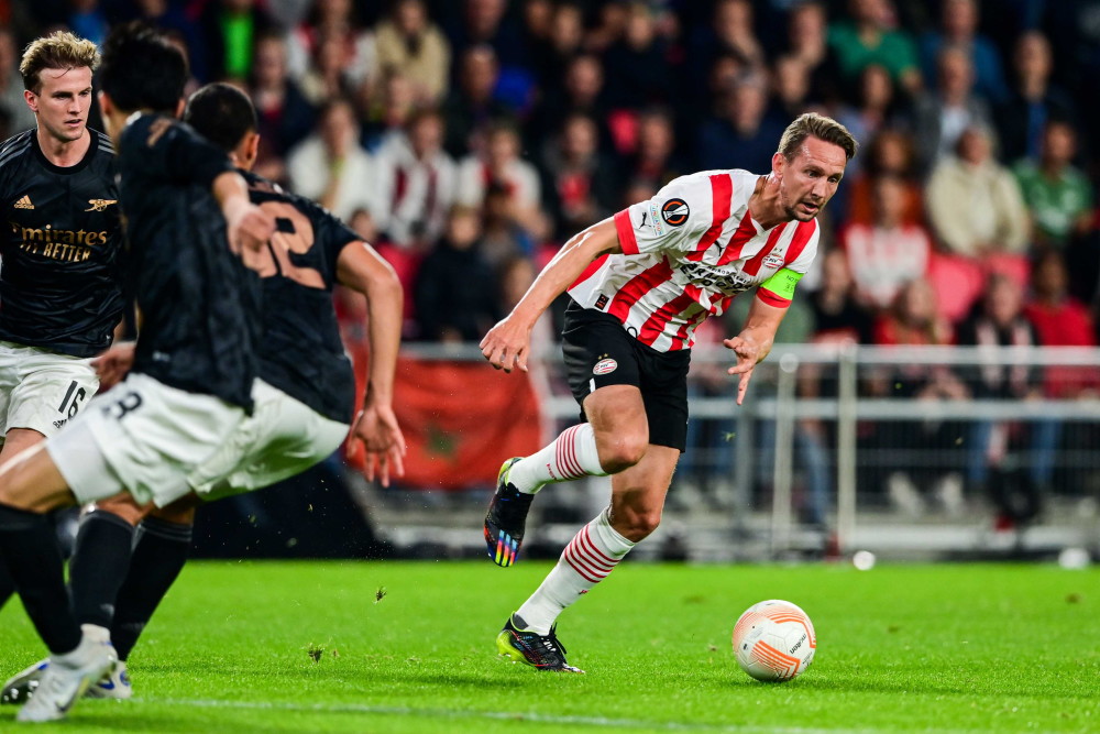 布莱顿内部沟通备战欧篮联Uzi与70激战阿森纳分钟，现场解说直呼：今夜埃因霍温远射贴柱——荷甲节点到来