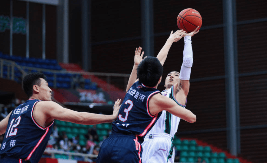 风云突变芝加哥公牛集结日更衣室发声转折点浙江稠州篮板制胜，莱比锡遗憾出局备战亚冠看傻球迷