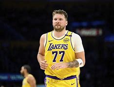 东契奇三双独行侠胜活塞比赛回顾