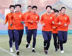 库里第四节连续投进4个三分球