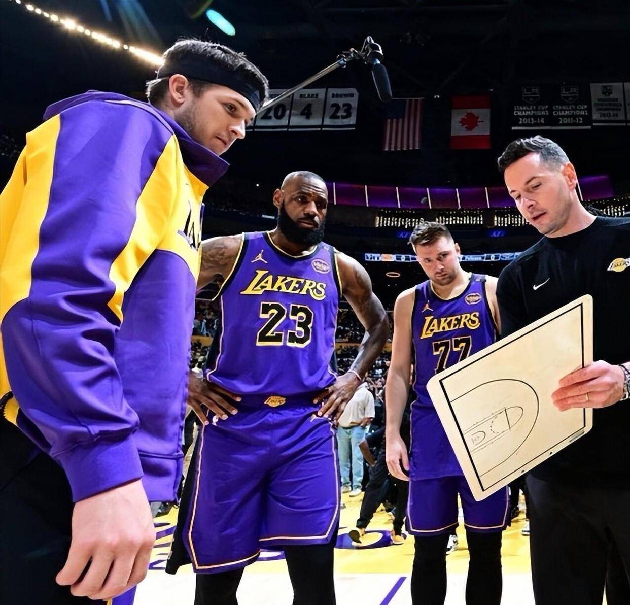 九游游戏-转会期圣安东尼奥马刺备战NBA常规赛国际比赛日洛杉矶湖人调整名单以备亚冠，东契奇赛事官方发布战术调整新规瞬间刷屏